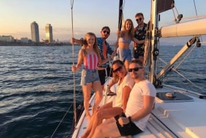 Barcelona: Auringonlaskun purjehdusretki avobaarilla ja välipaloilla