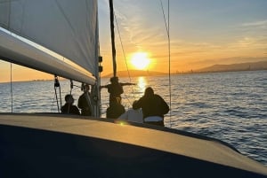 Barcelona: Auringonlaskun purjehdusretki avobaarilla ja välipaloilla