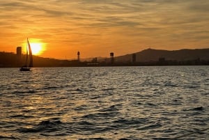 Barcelona: Auringonlaskun purjehdusretki avobaarilla ja välipaloilla