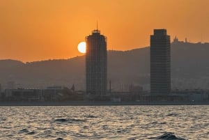 Barcelona: Auringonlaskun purjehdusretki avobaarilla ja välipaloilla