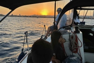 Barcelona: Auringonlaskun purjehdusretki avobaarilla ja välipaloilla