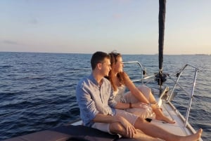 Barcelona: Auringonlaskun purjehdusretki avobaarilla ja välipaloilla