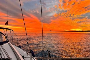 Barcelona: Auringonlaskun purjehdusretki avobaarilla ja välipaloilla