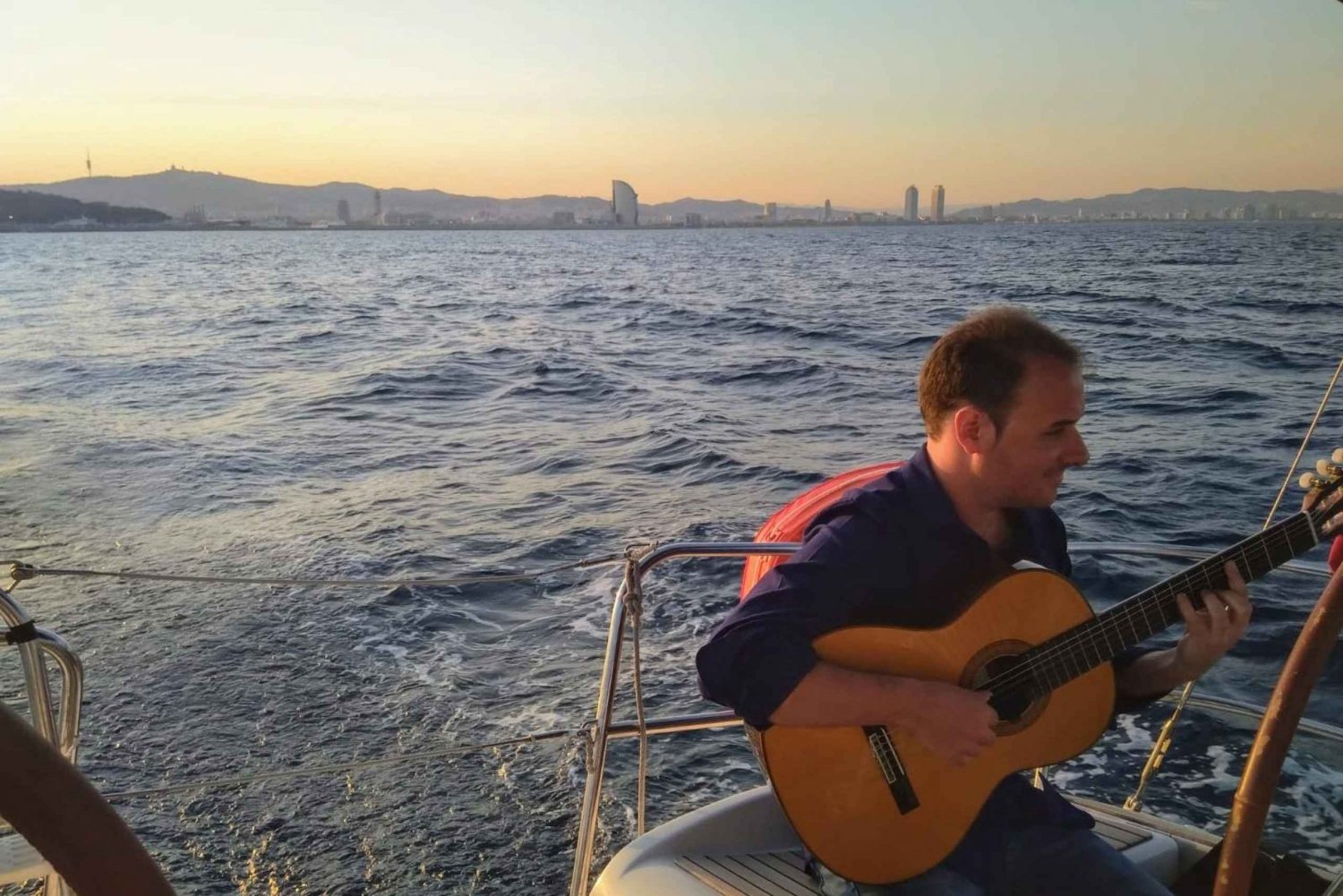 Barcelona: Experiencia de navegación al atardecer con música de guitarra en directo