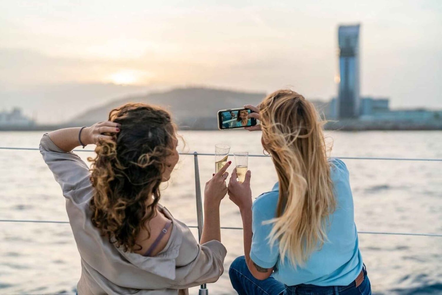 Sejltur ved solnedgang i Barcelona med åben bar og snacks