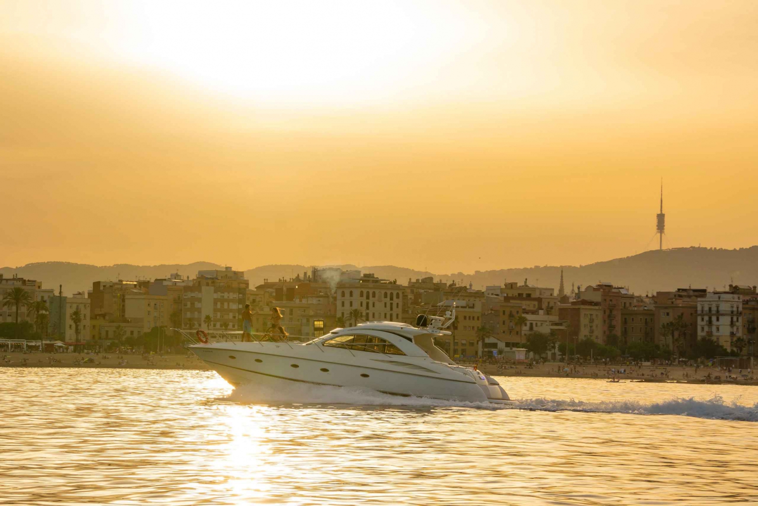 Barcelone : Croisière au coucher du soleil à bord d'un yacht avec vin et collations