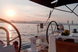 Barcelona: Sunset Sailing Tour with Drinks and Snacks
