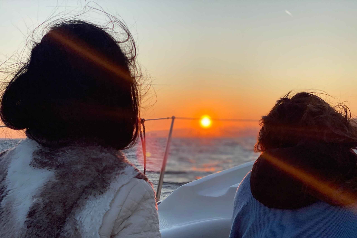 Segling i Barcelona Seglingstur i solnedgången med öppen bar och snacks