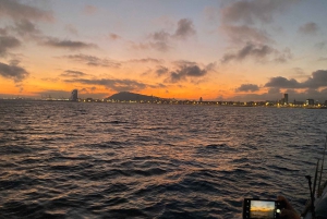 Segling i Barcelona Seglingstur i solnedgången med öppen bar och snacks