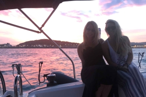 Segling i Barcelona Seglingstur i solnedgången med öppen bar och snacks