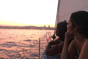 Segling i Barcelona Seglingstur i solnedgången med öppen bar och snacks