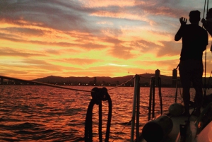 Segling i Barcelona Seglingstur i solnedgången med öppen bar och snacks