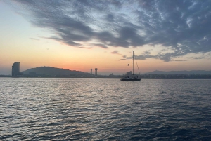 Segling i Barcelona Seglingstur i solnedgången med öppen bar och snacks