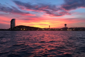 Segling i Barcelona Seglingstur i solnedgången med öppen bar och snacks