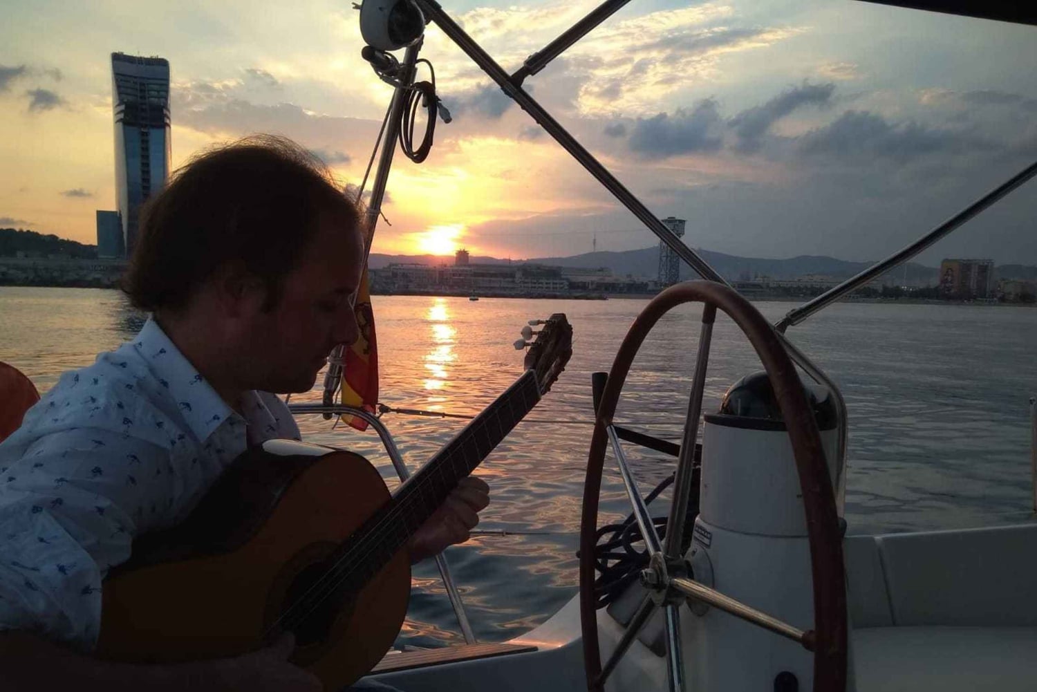 Барселона: Прогулка под парусом на закате с живой гитарной музыкой и тапас