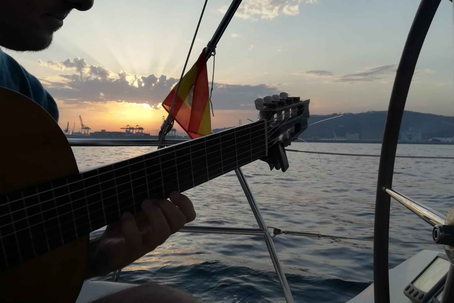 Барселона: Прогулка под парусом на закате с живой гитарной музыкой и тапас