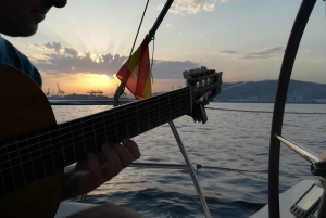 Барселона: Прогулка под парусом на закате с живой гитарной музыкой и тапас