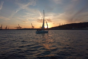 Барселона: Прогулка под парусом на закате с живой гитарной музыкой и тапас