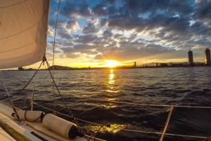 Барселона: Прогулка под парусом на закате с живой гитарной музыкой и тапас