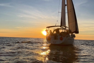 Barcelona: Segeltörn bei Sonnenuntergang mit der Yacht Sashi