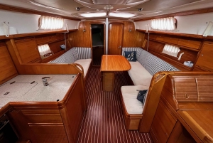 Barcelona: Segeltörn bei Sonnenuntergang mit der Yacht Sashi