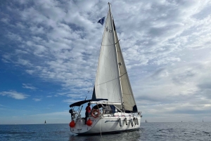 Barcelona: Segeltörn bei Sonnenuntergang mit der Yacht Sashi