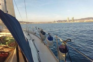 Barcelona: Segeltörn bei Sonnenuntergang mit der Yacht Sashi