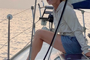 Barcelona: Segeltörn bei Sonnenuntergang mit der Yacht Sashi