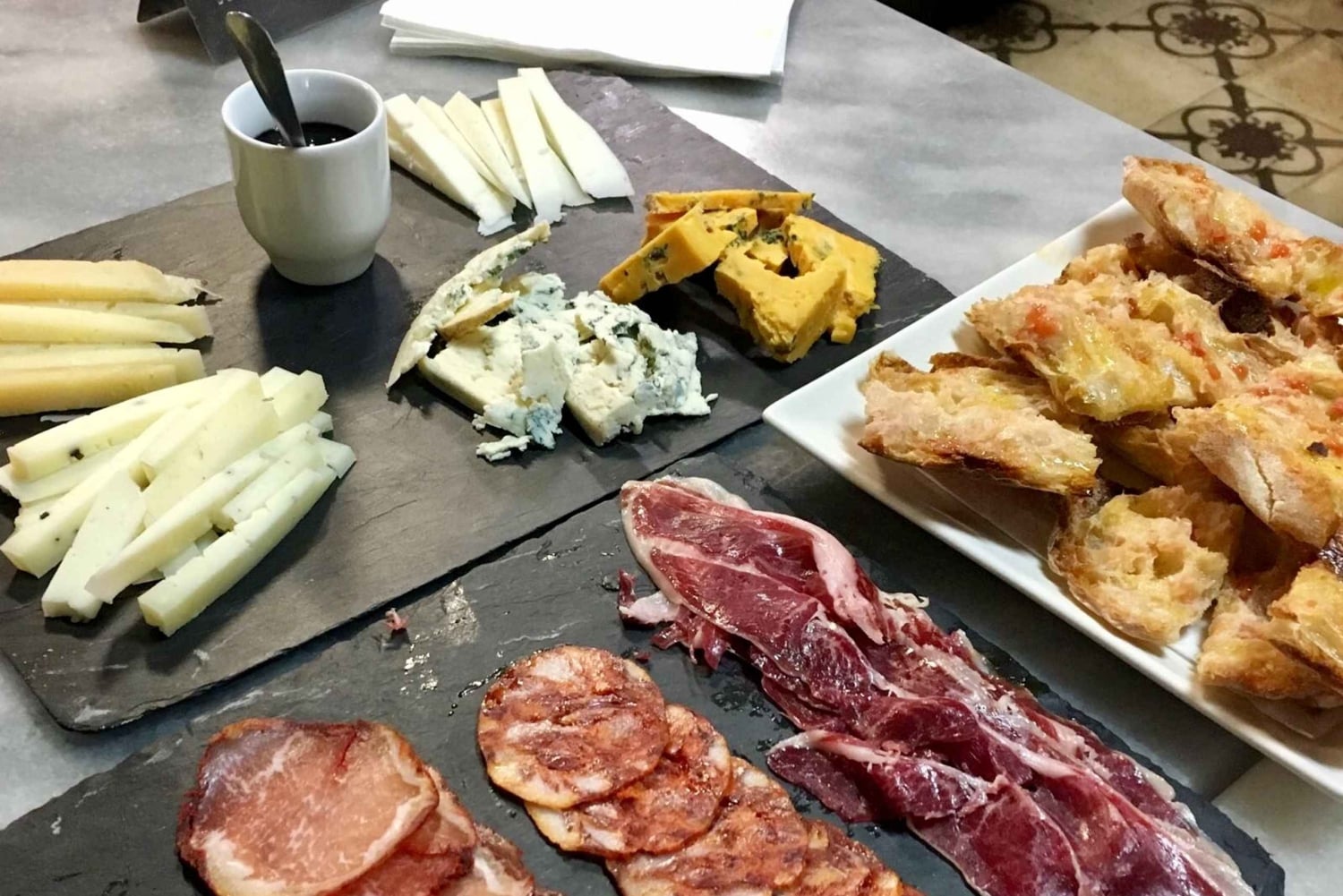 Barcelona: Tapas-tur med full måltid og drikke inkludert