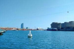 Excursão a pé pelas tapas de Barcelona e navegação no Catamaram