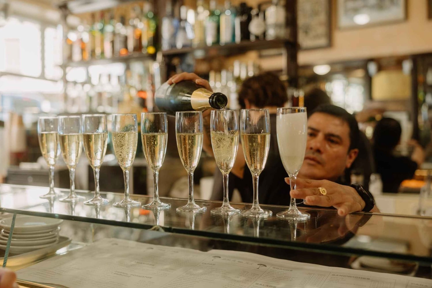 Barcelona: Tapas, vin og historie i den gamle bydel