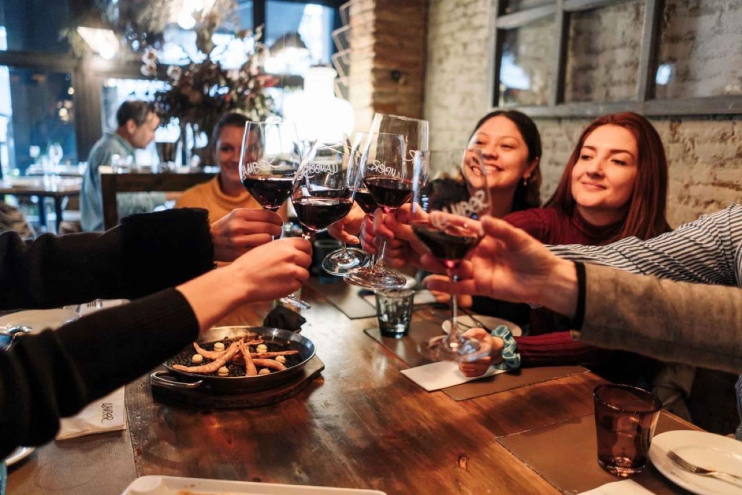 Barcelona: Tipsy Tapas Food Crawl Walking Tour with Dinner