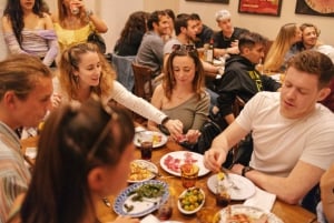 Barcelona: Tipsy Tapas Food Crawl Walking Tour med smagsprøver