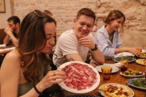 Barcelona: Kävelykierros maisteluineen: Tipsy Tapas Food Crawl Walking Tour with Tastings