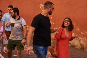 Barcelona: Tipsy Bar Crawl with Local Guides and 4 Drinks