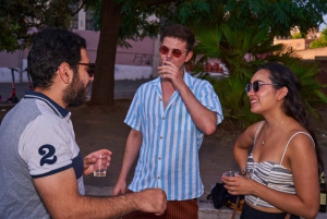 Barcelona: Tipsy Bar Crawl with Local Guides and 4 Drinks