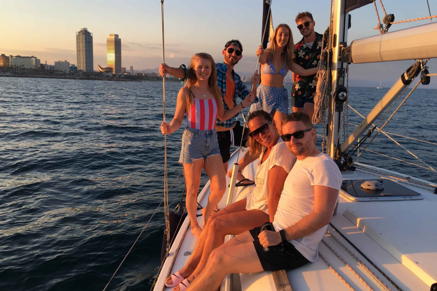 Barcelona: Sunset Boat Trip with Unlimited Cava Wine