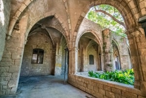 バルセロナ：モンジュイック城とケーブルカーのウォーキングツアー