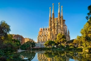Barcelona Walking Tour with Sagrada Familia Priority Access
