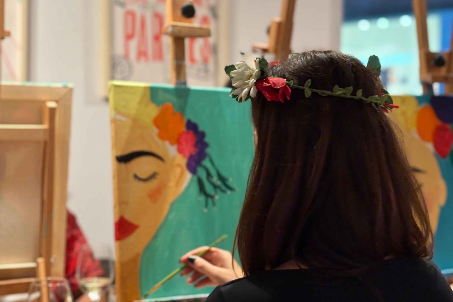 Barcelona: ¡Vino y arte! Vino ilimitado y artistas locales