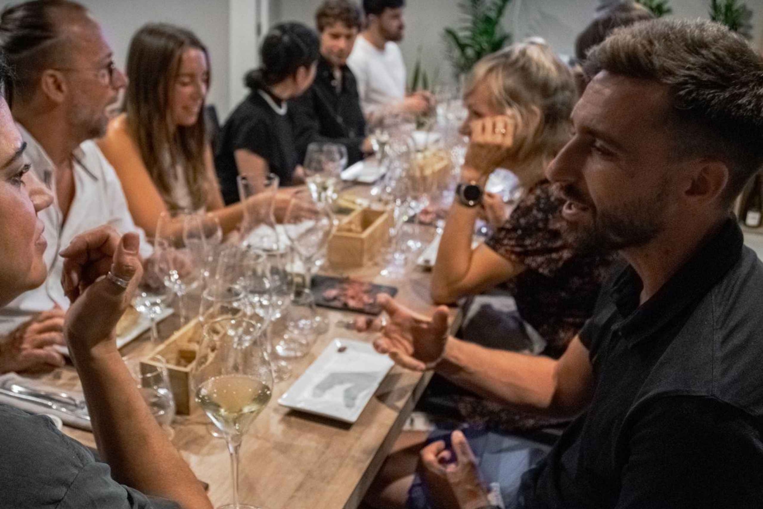 Barcelona: Cata de vinos y cena maridaje de tapas de 5 platos