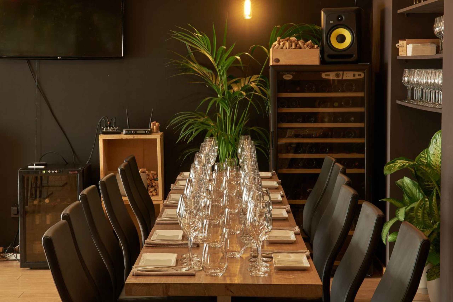 Barcelona: Cata de vinos y cena maridaje de tapas de 5 platos