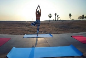Barcelona: Yoga, Almuerzo Ligero Saludable y Experiencia Náutica