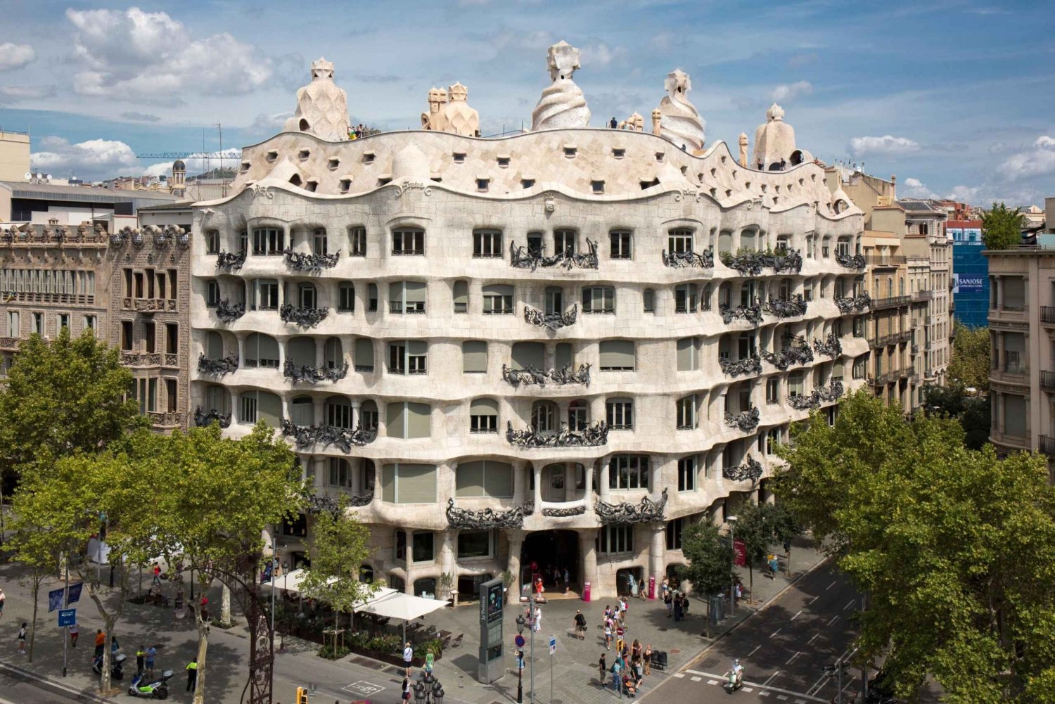 Barcelona: La Pedrera-Casa Milà Billet & Audio Guide Option