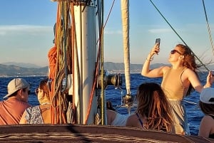 Odkryj Barcelonę: 'Sail & Swim' 2-godzinna wspólna wycieczka wzdłuż wybrzeża