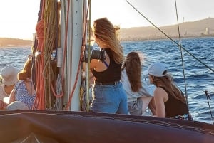 Découvrez Barcelone : 'Sail & Swim '2-Hr Shared Coastal Tour
