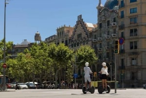 Odkryj Barcelonę podczas wycieczki na segwayu z przewodnikiem.