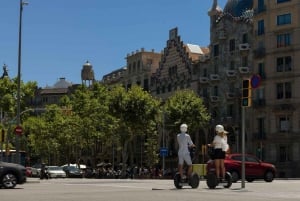 Odkryj Barcelonę podczas wycieczki na segwayu z przewodnikiem.