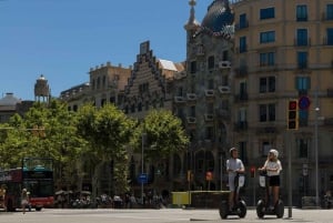 Odkryj Barcelonę podczas wycieczki na segwayu z przewodnikiem.