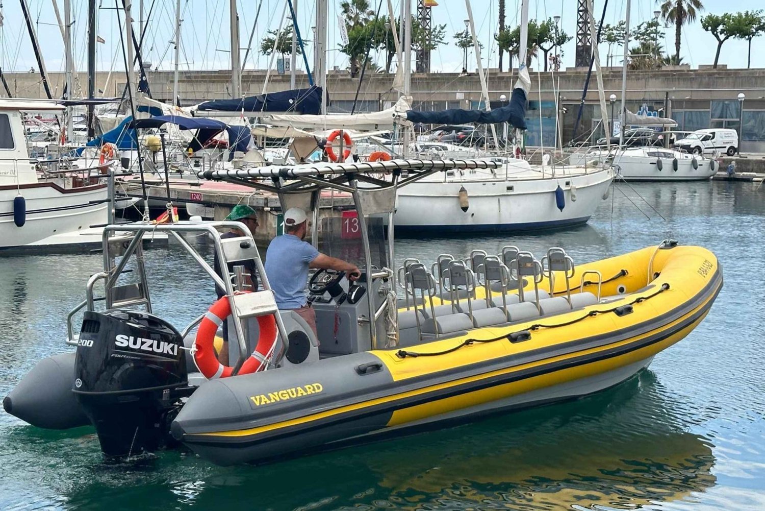 Njut av Barcelonas silhuett ombord: Speedbåt i Olympic Port